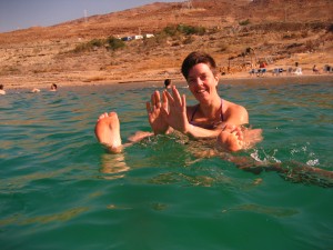 Madeleine badar i Döda havet