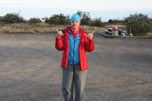 Kllädseln som jag sedan hade på Mauna Kea. Även om berget är på en varm plats blir det kallt 3 200 m upp.